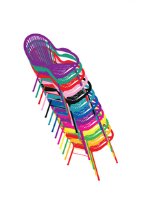 LAURA MANDELIK- Sillas apiladas de colores